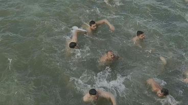 Jéghideg vízben fürdőztek Belgrádban