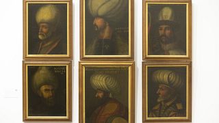 5 Osmanlı padişahı ve Timur İmparatorluğu'nun kurucusu Timur'un İskoçya'daki bir malikanenin çatısında bulunan portreleri
