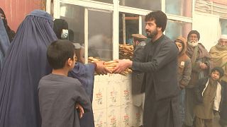 أفغان يصطفون في طوابير للحصول على أرغفة خبز في كابول.