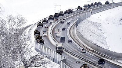 Orosz páncélozott járművek konvoja halad egy autópályán a Krímben, 2022. január 18-án