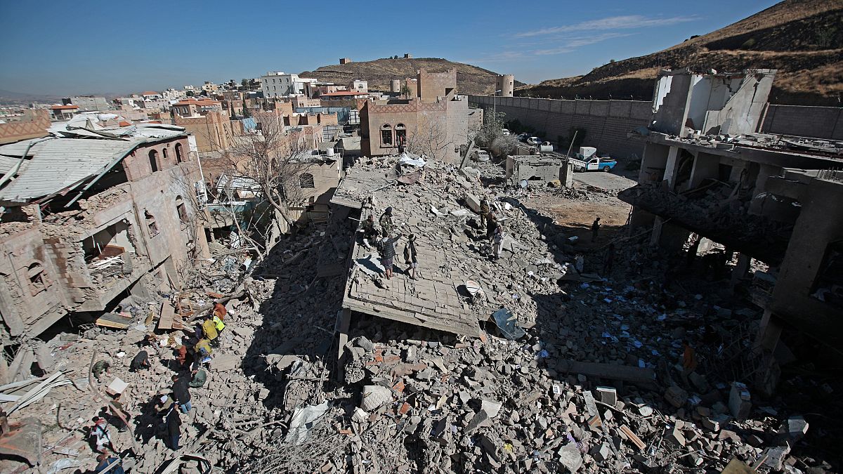 حطام المباني بعد أن تضررت من الضربات الجوية للتحالف بقيادة السعودية في صنعاء، اليمن. 2022/01/18