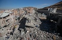 حطام المباني بعد أن تضررت من الضربات الجوية للتحالف بقيادة السعودية في صنعاء، اليمن. 2022/01/18