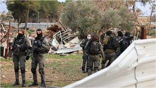 جنود إسرائيليون يقفون بالقرب من أنقاض منزل فلسطيني هدمته سلطات الاحتلال في حي الشيخ جراح بالقدس الشرقية في 19 يناير 2022