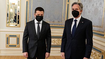 وزير الخارجية الأميركي أنتوني بلينكن بصحبة الرئيس الأوكراني فولوديمير زيلينسكي