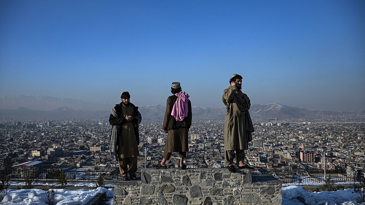 عناصر من طالبان يقفون فوق تلة وزير أكبر خان المطلة على العاصمة كابل. 2022/01/10