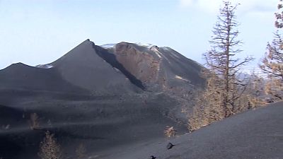 Aún es peligroso acercarse al volcán por la emisión de gases.