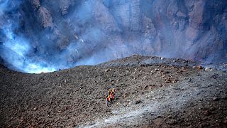 Des scientifiques marchent près du cratère du volcan Cumbre Vieja