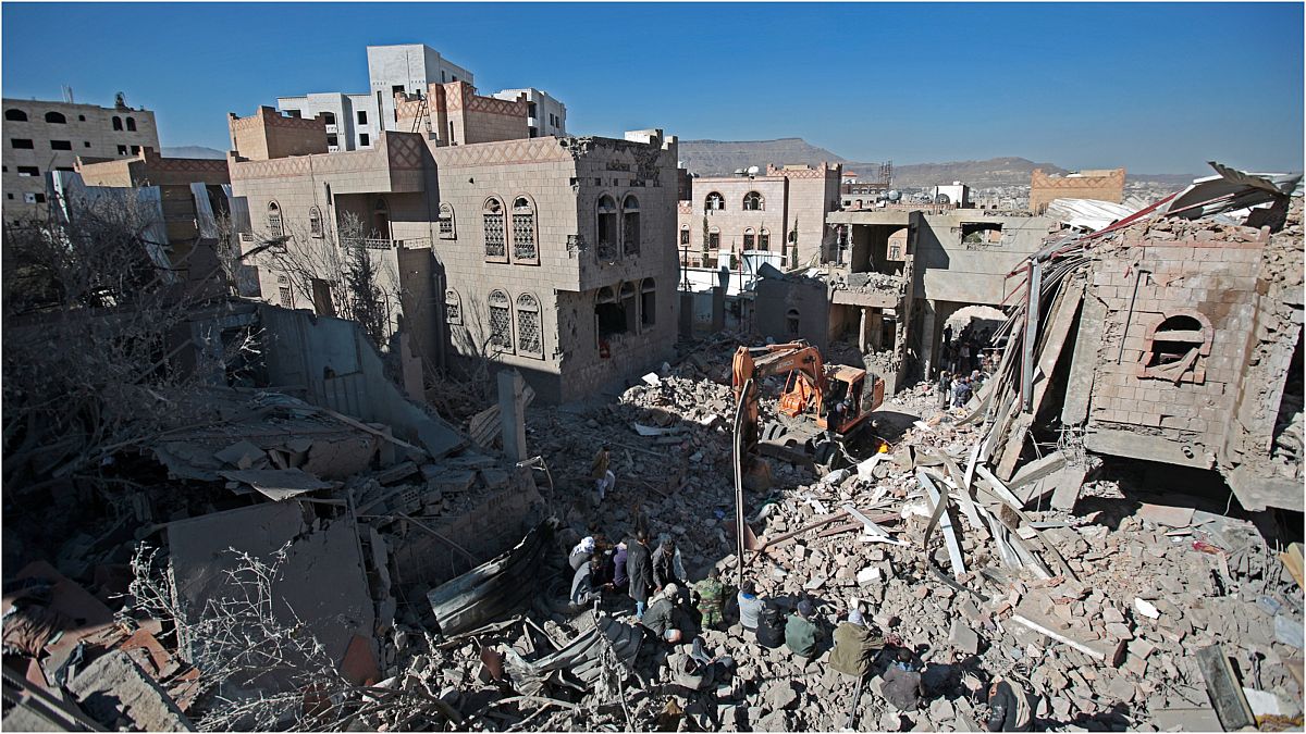 صورة لجانب من الدّمار الذي ألحقته غارات جوية نفذها التحالف العسكري بقيادة السعودية على العاصمة اليمنية صنعاء في 18 يناير 2022