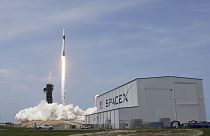 Un cohete Falcon 9 de SpaceX lanza el satélite número 2000 de Starlink