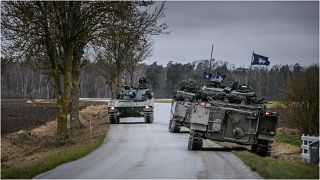 دبابات سويدية مشاركة في المناورات العسكرية بجزيرة جزيرة غوتلاند المطلة على بحر البلطيق، 16 يناير 2022