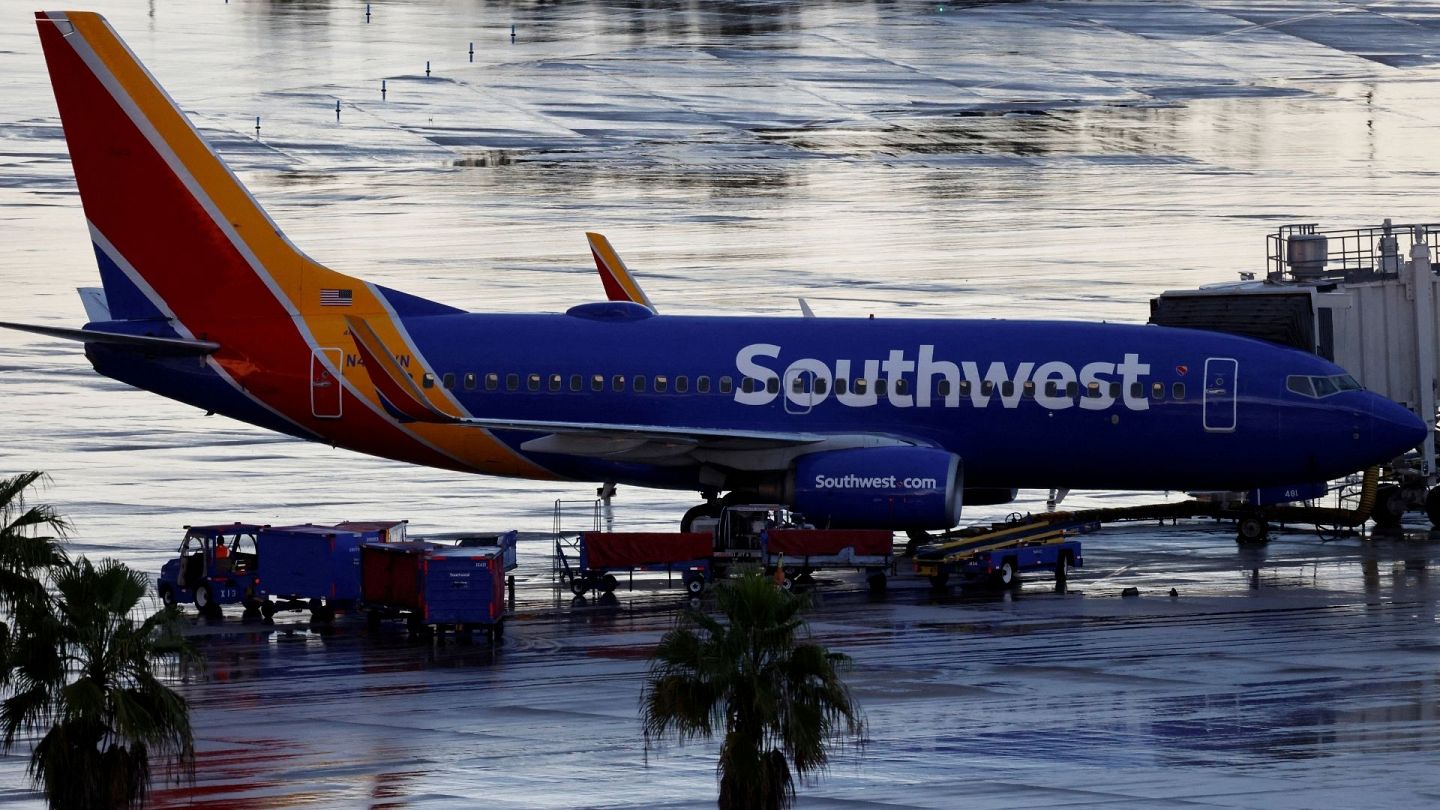 Woman Sues Airline For Asking Her To Get Off The Plane After Removing Mask To Drink Water Euronews