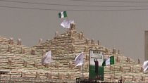 شاهد | أهرامات من الأرز لمكافحة نقص إمدادات الغذاء في نيجيريا
