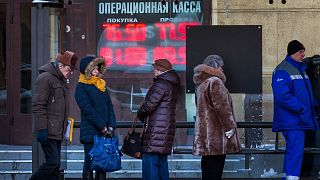 صف مقابل یک صرافی در مسکو