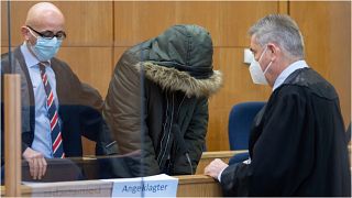 الطبيب السوري علاء موسى المتهم بارتكاب جرائم ضد الإنسانية في بلاده يمثل أمام محكمة فرانكفورت بألمانيا خافياً وجهه، 19 يناير 2022