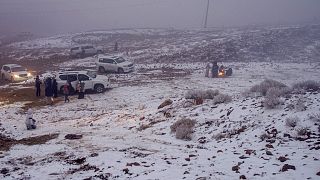 سعوديون يلعبون وسط الثلج في جبل اللوز غرب مدينة تبوك السعودية 17 يناير 2022