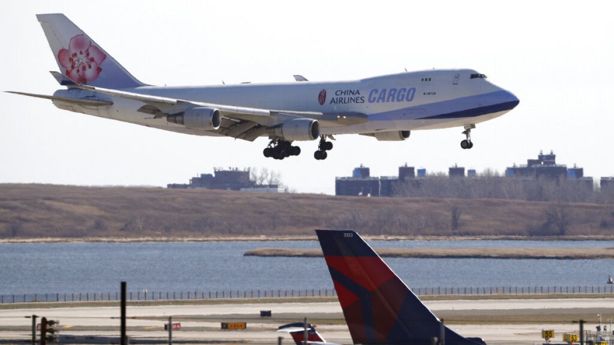 Archives : avion cargo chinois se posant à l'aéroport JFK de New York (Etats-Unis), le 14/03/2020