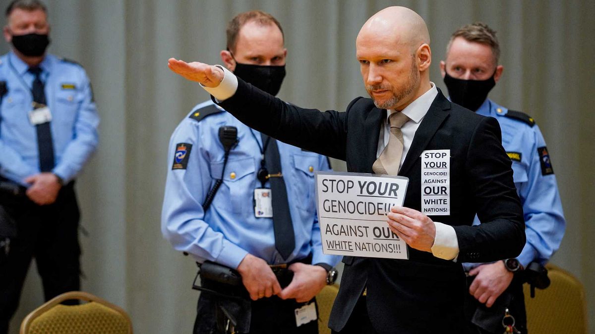 77 kişiyi öldüren Anders Behring Breivik, mahkeme salonunda nazi selamı vererek "Beyaz uluslarımıza karşı soykırımınızı durdurun" yazısı taşıdı