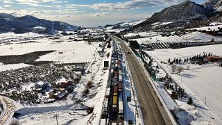 Kar yağışı nedeniyle trafiğe kapanan Osmaniye Gaziantep Otoyolu