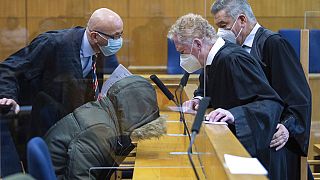 Der Verhandlungssaal im Oberlandesgericht Frankfurt am Main. Der Angeklagte trägt Kapuze