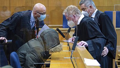 Der Verhandlungssaal im Oberlandesgericht Frankfurt am Main. Der Angeklagte trägt Kapuze