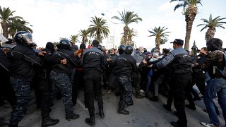 متظاهرون يشتبكون مع الشرطة خلال احتجاج على استيلاء الرئيس التونسي قيس سعيد على سلطات الحكم في تونس.14/01/2022.
