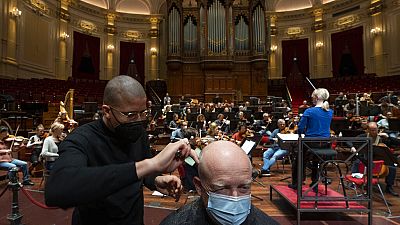 Des personnes se font couper les cheveux lors d'une répétition au Concertgebouw d'Amsterdam, mercredi 19 janvier 2022