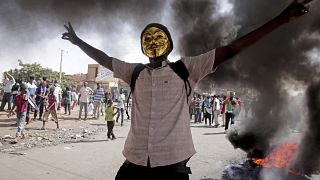 متظاهر سوداني بالعاصمة الخرطوم خلال احتجاجات على انقلاب العسكر. 09/01/2022