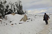 Cientos de desplazados internos duermen al raso en Siria debido a las fuertes nevadas