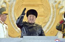 زعيم كوريا الشمالية كيم جونغ أون خلال عرض عسكري في كانون الثاني-يناير 2021