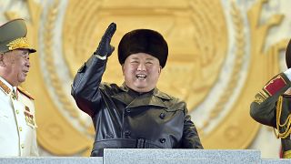 زعيم كوريا الشمالية كيم جونغ أون خلال عرض عسكري في كانون الثاني-يناير 2021