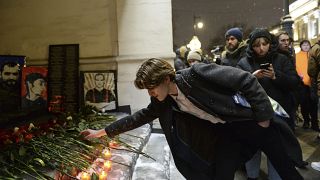 Возложение цветов на месте убийства Станислава Маркелова и Анастасии Бабуровой в Москве 19 января 2022.