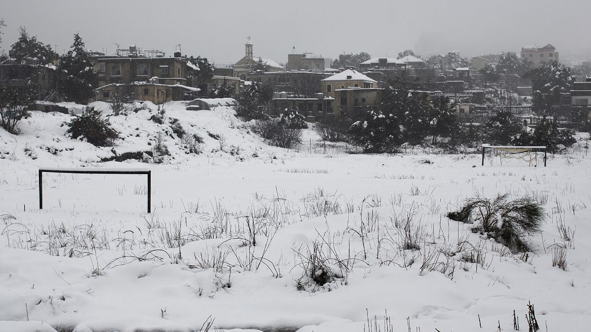 الثلج يغطي ملعب كرة قدم في كفر نبرخ في منطقة الشوف بلبنان.
