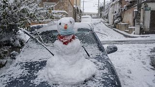 Χιονάνθρωπος σε επιβατικό ΙΧ στην Αθήνα από τις σφοδρές χιονοπτώσεις τον Φεβρουάριο του 2021