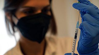 Μοσοκόμα προετοιμάζει εμβόλιο κατά της Covid-19 σε εμβολιαστικό κέντρο στην Αθήνα - φώτο αρχείου