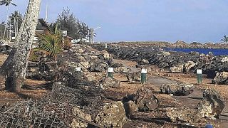 Una zona dañada en Nukualofa​, Tonga, el 20 de enero de 2022, tras la erupción volcánica del sábado cerca del archipiélago del Pacífico.
