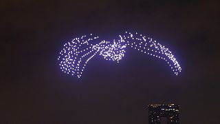 Uno sciame di droni illumina il cielo
