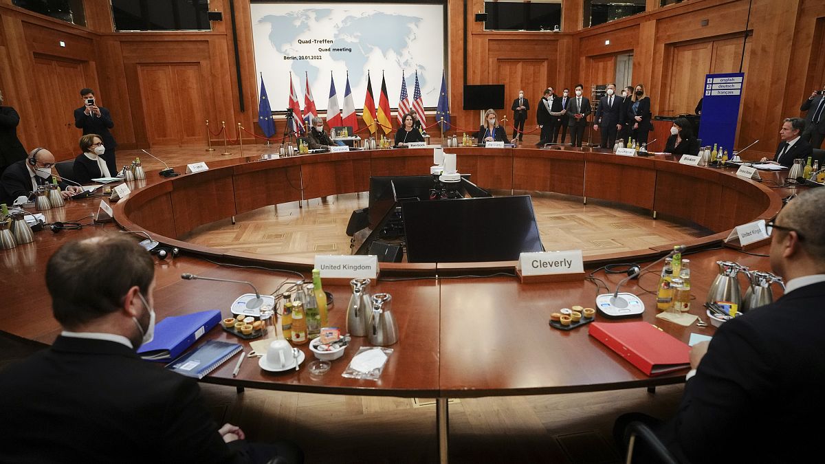 Главы МИД Великобритании, Франции и Германии, а также госсекретарь США за круглым столом в Берлине, 20 января 2022.