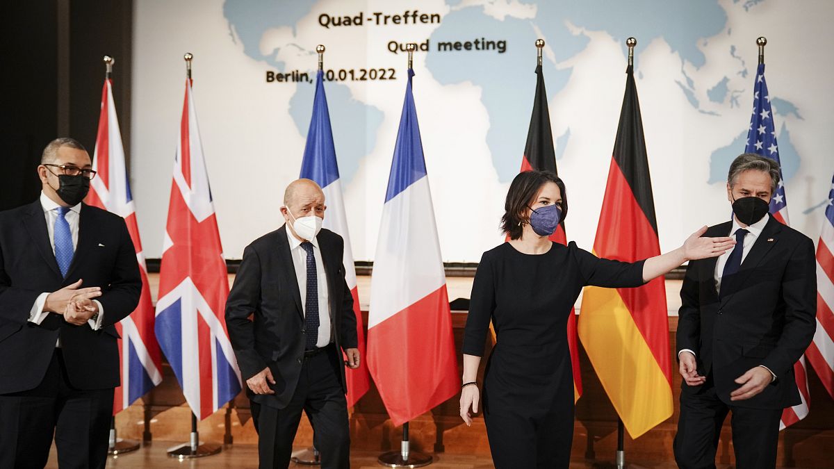James Cleverly brit miniszter, Jean-Yves Le Drian francia külügyminiszter, német kollégájával Annalena Baerbockkal és az amerikai külügyminiszterrel Antony Blinkennel
