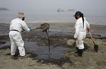 Des personnes nettoient la plage de Conchitas à Ancon, Pérou, le 20 janvier 2022