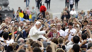 Le pape Benoît XVI sur la place Saint-Pierre du Vatican, entouré par la foule, le 22 septembre 2010, archives