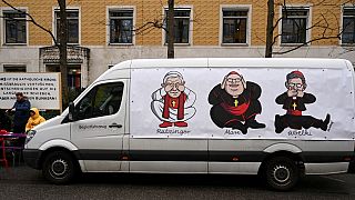 Katolik Dünyası'nın liderlerini eleştiren bir karikatür çizilmiş kamyonet