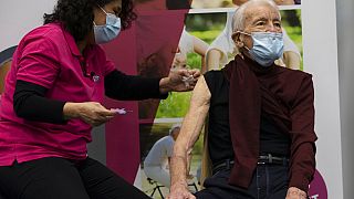 Egy 91 éves férfi elsők között kapta meg az oltást Hollandiában