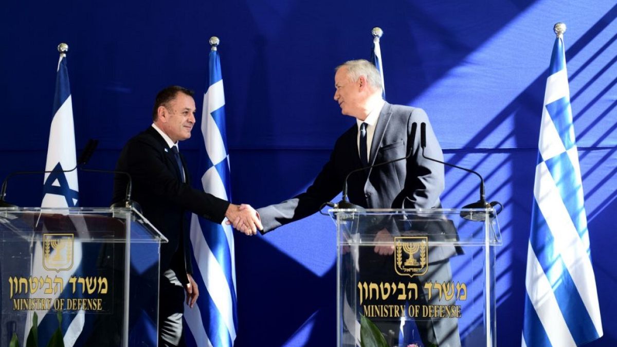 Οι υπουργοί Άμυνας Κύπρου (αριστερά), Ισραήλ (κέντρο) και Ελλάδας (δεξιά)