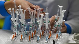 Impfspritzen in einem Impfzentrum in Madrid: Spanien bereitet die Zeit nach der Pandemie vor und überlegt, wie mit Covid-19 nach der Omikron-Welle umgegangen werden soll.