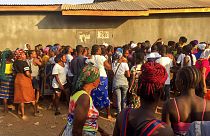 Liberya'da izdiham sonrası hastane önünde yakınlarından haber almak için bekleyenler