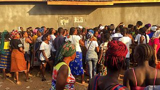 Liberya'da izdiham sonrası hastane önünde yakınlarından haber almak için bekleyenler