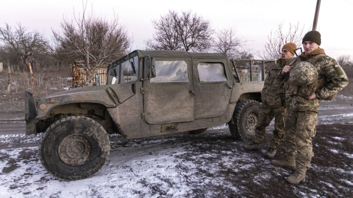 Soldados ucranianos en la línea de separación con los rebeldes prorrusos en Mariupol, región de Donetsk, Ucrania