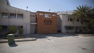 شعار على جدار فرع شركة "إن إس أو غروب" الإسرائيلية، جنوب إسرائيل