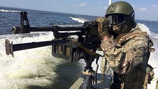 یک سرباز روس در جریان تمرین دریایی