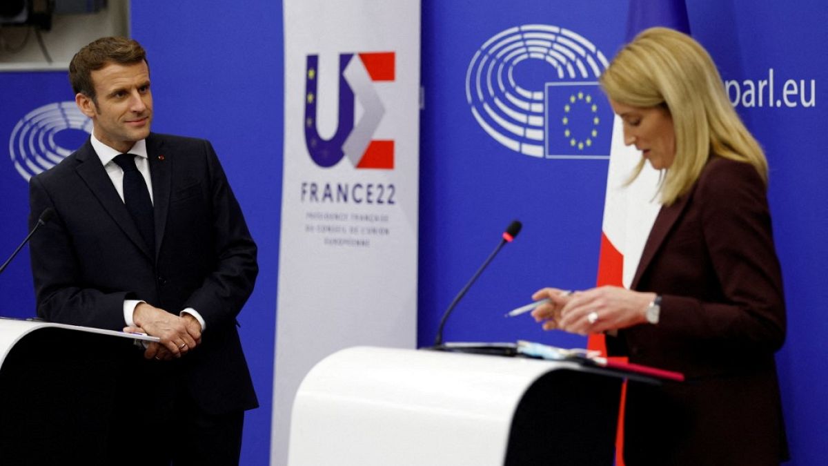 Frankreichs Präsident Emmanuel Macron und EU-Parlamentspräsidentin Roberta Metsola